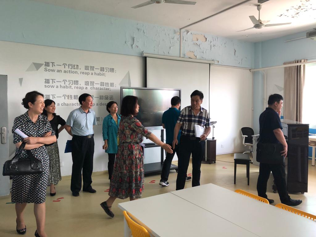 考察团参观玩教具创新实训室