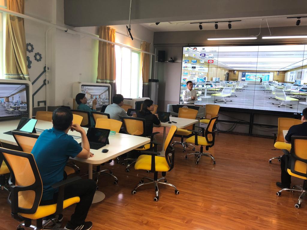 考察团参观智慧教室