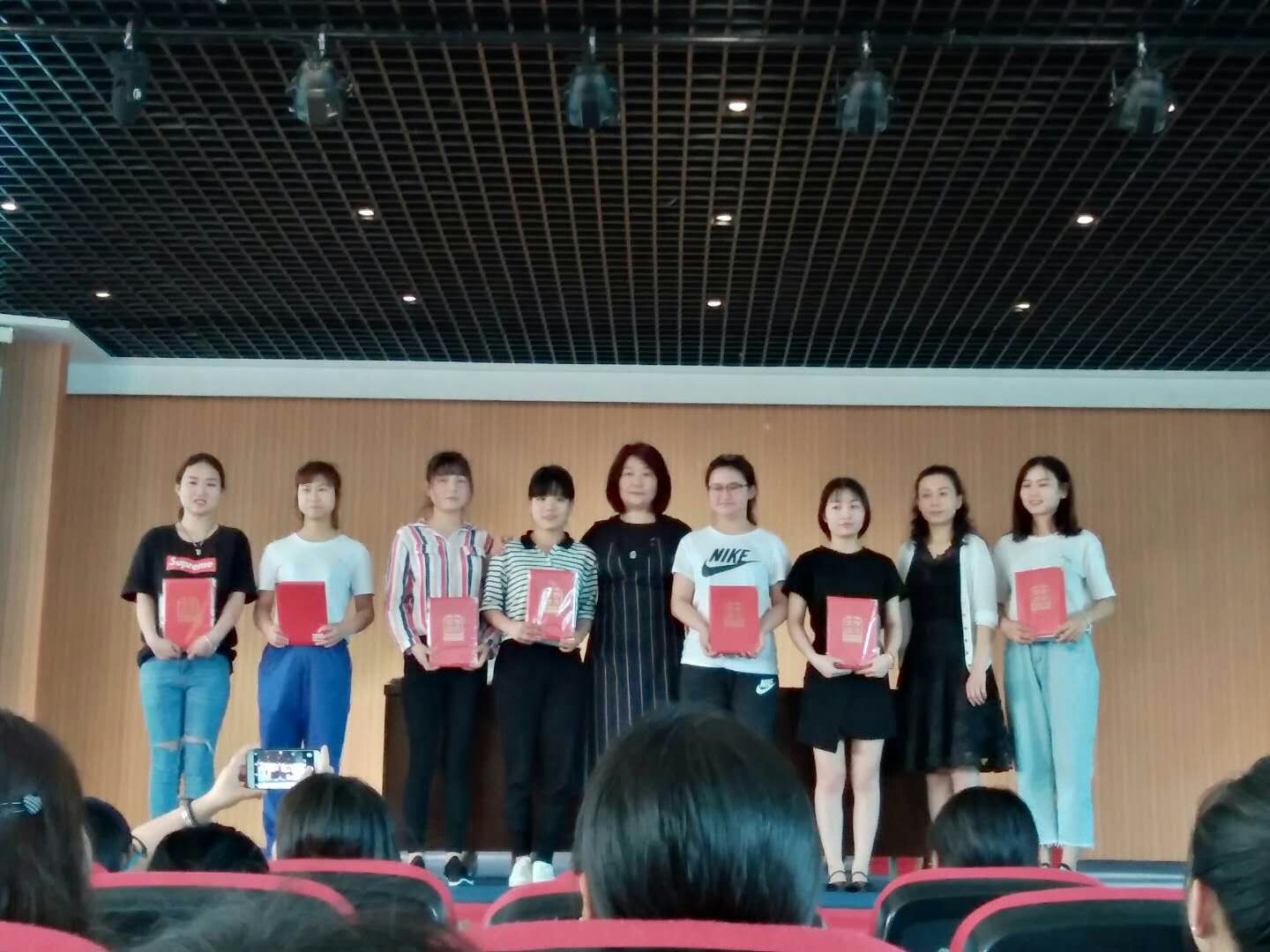 学管系领导与获奖学生合影