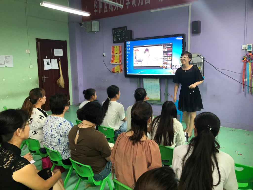 刘洁老师开展《半日活动设计》课程教学活动