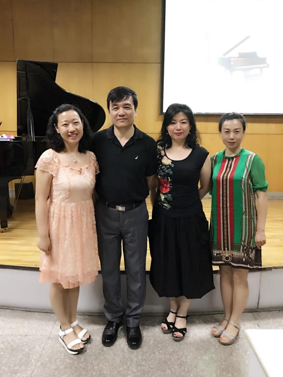 学管系教师与培训教授合影留念