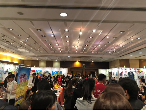 2018届毕业生与用人单位进行就业洽谈