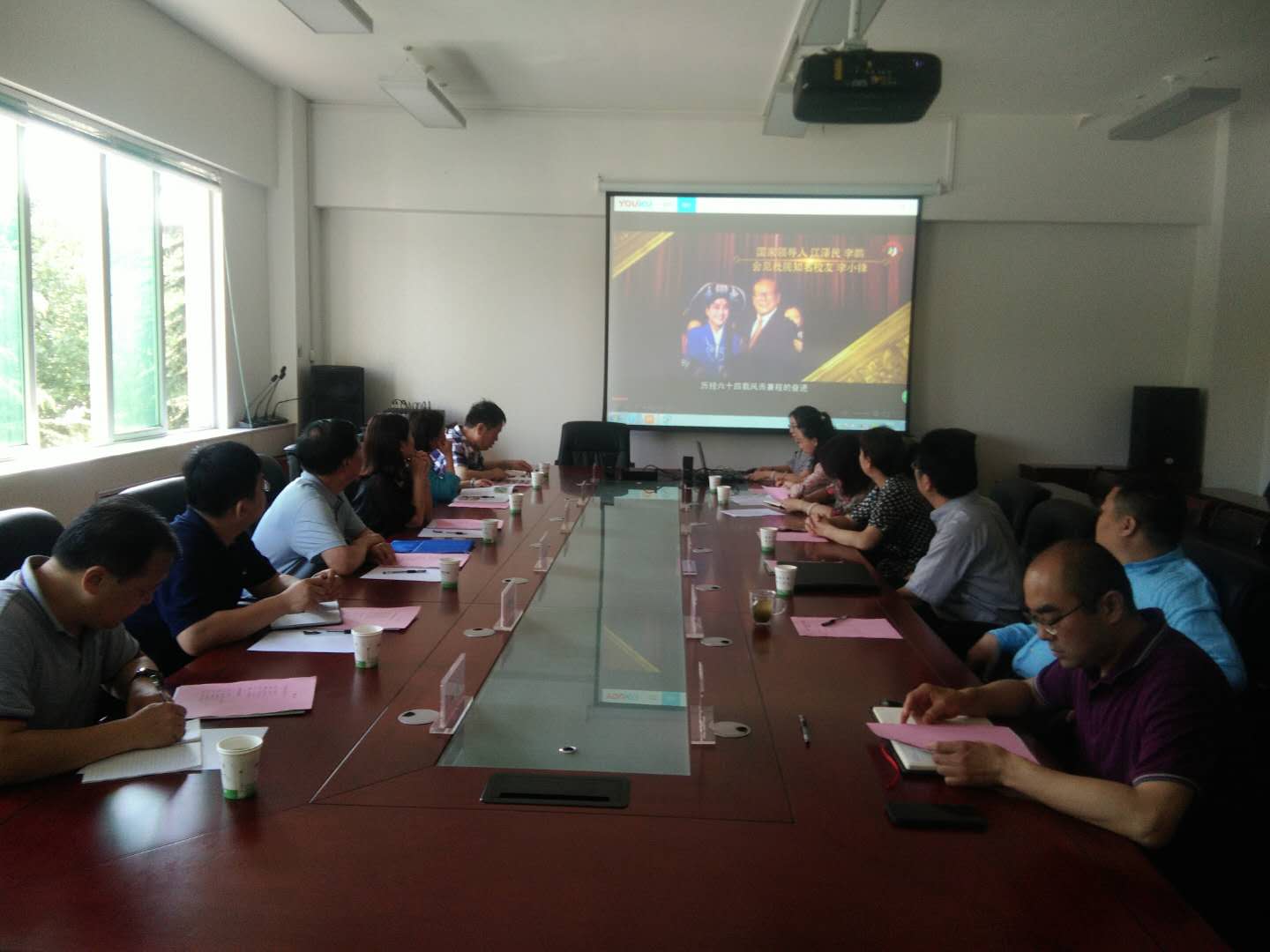 考察团观看学院宣传片