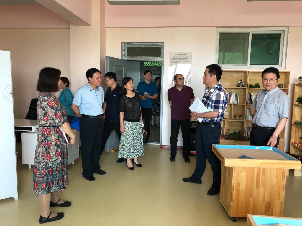 考察团参观心理实训室