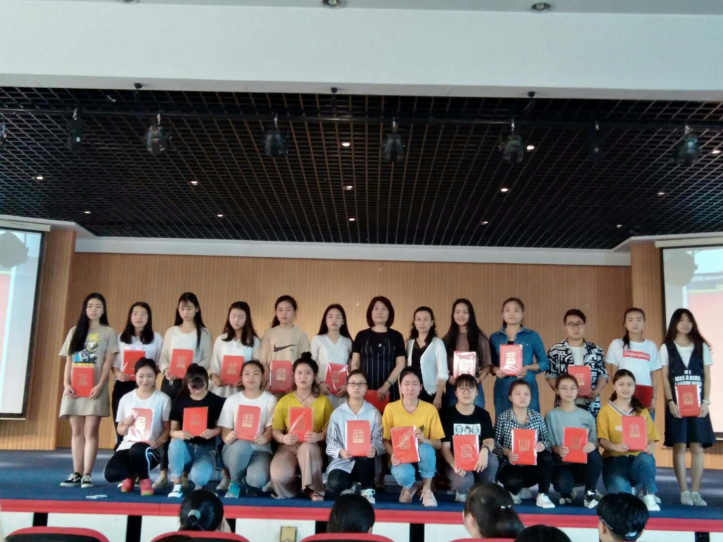 学管系领导与获奖学生合影