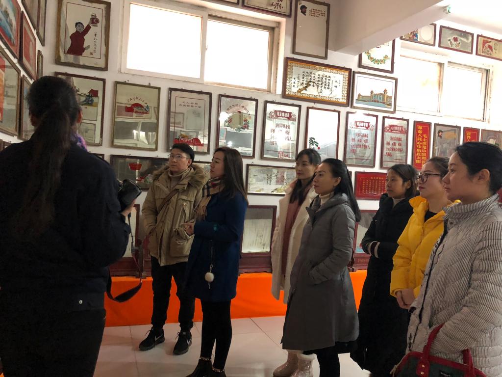 全体党员讲解员带领下认真学习