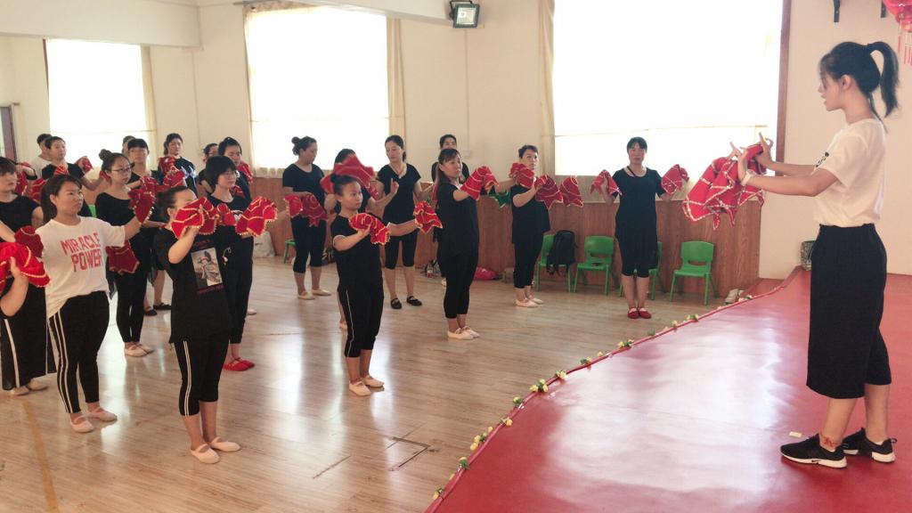 何云老师开展《东北秧歌》课程教学活动